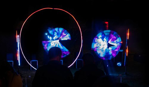 LED Jonglage mit zwei Artisten