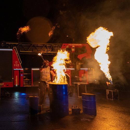 Feuershow Industrial Fire mit brennenden Fässern