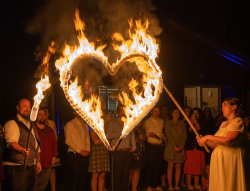 Hochzeitsfeuershow brennendes Herz wird entzündet