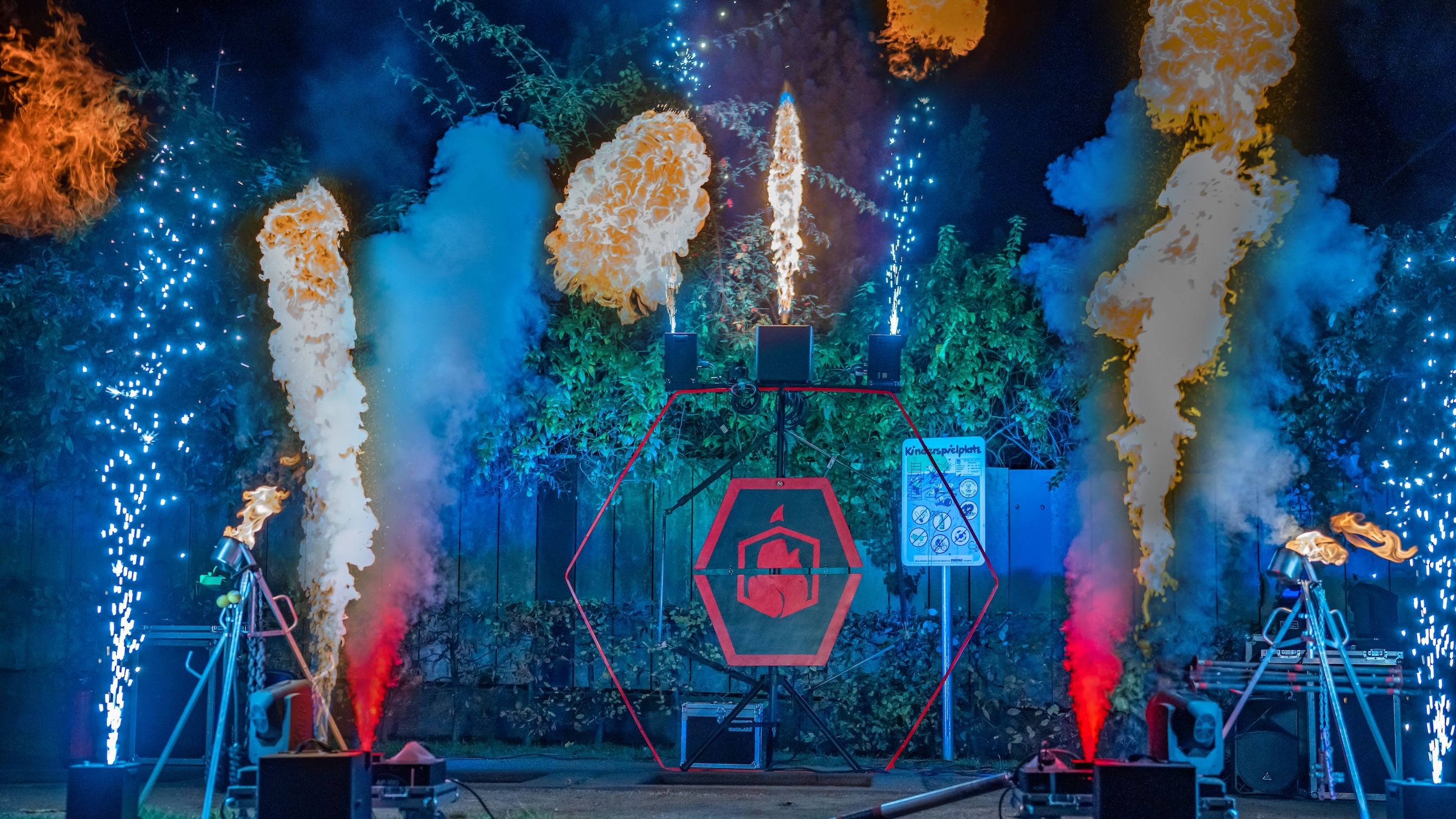 Feuershow mit Flammen Projektoren und Funken Effekten