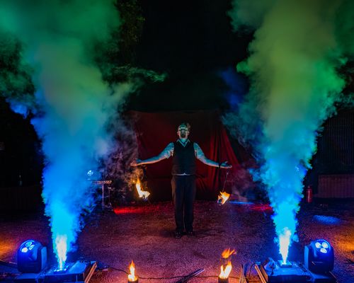 Feuershow mit Feuershow und Nebel Portrait