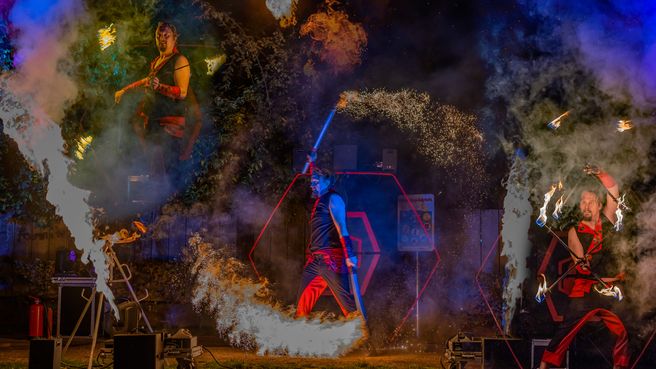Feuershow Fusion Fire mit Poi Jonglage und Flammen Effekten