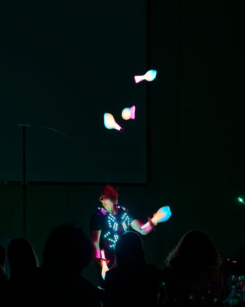 LED Jonglage mit fünf leuchtenden Keulen