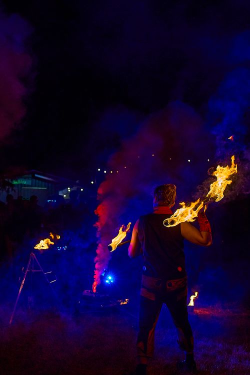 Feuershow mit Nebelmaschine und Veranstaltungstechnik