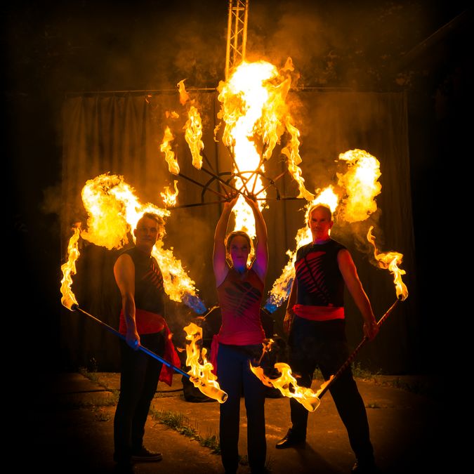 Feuershow mit drei Artisten